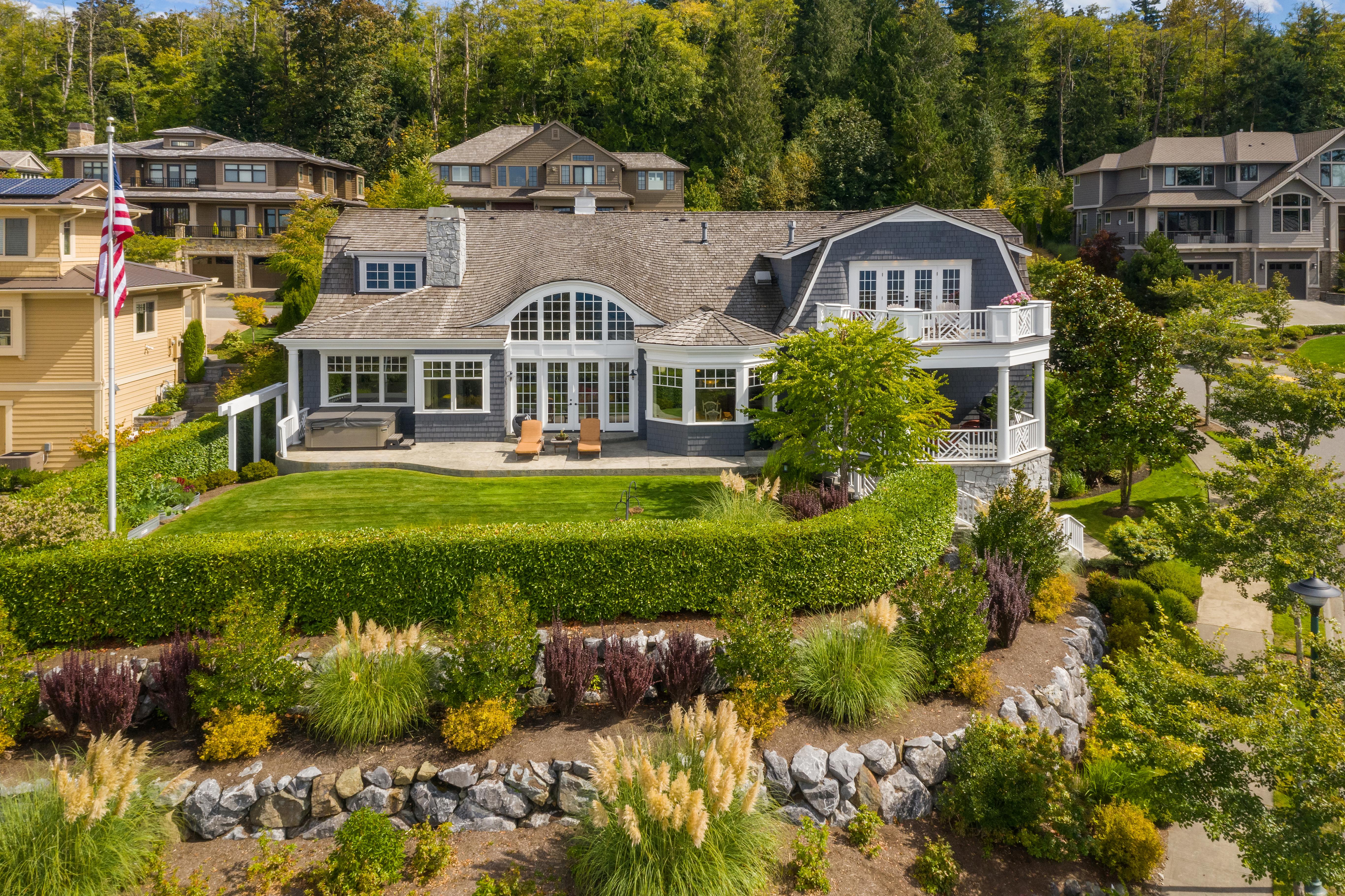 Photos 3.3m Dutch Colonial in Issaquah boasts lake, mountain