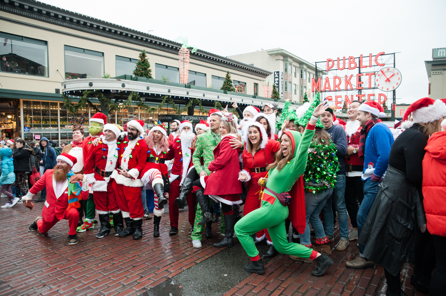 Photos HoHoHoly Holidays! Hundreds of St. Nicks swarm Seattle for