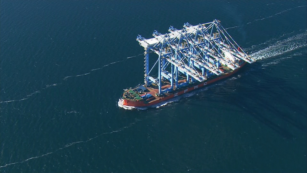 Huge ship with 4 giant container cranes cruises toward KOMO