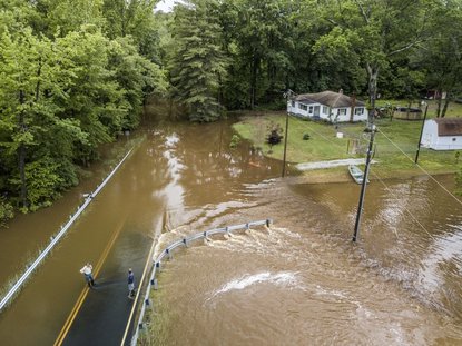 Flooding Affects Areas In Central Virginia Beach Wset P Men Check Out Greenwood Road Which Is Flooded By The Ahominy River